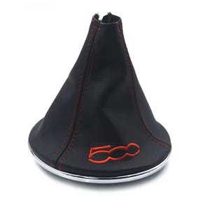 Può includere: Ghetta del cambio in pelle nera con cuciture rosse e base cromata. Lo stivale presenta il numero "500" ricamato in rosso. Questo accessorio automobilistico è progettato per il cambio di un veicolo.