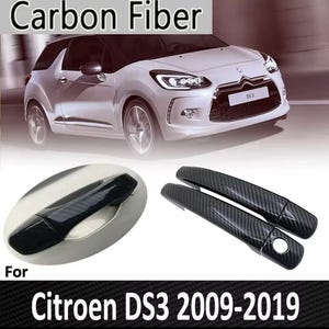 Op de afbeelding: Koolstofvezel deurklink covers voor Citroen DS3 modellen van 2009-2019. De afbeelding toont een witte Citroen DS3 auto en close-ups van de zwarte koolstofvezel handgreep covers. De tekst "Carbon Fiber" en "For Citroen DS3 2009-2019" zijn ook zichtbaar.