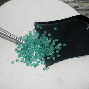 1/2 carat green emerald round loose gems 2.3 -2.5mm each