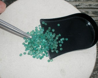 1/2 carat green emerald round loose gems 2.3 -2.5mm each
