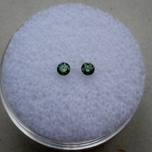 Green diamond round pair 2.5mm each