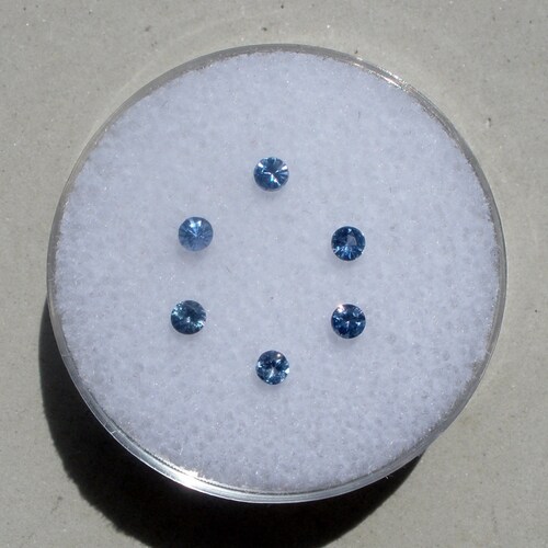 6 blaue Saphir runde Edelsteine 2 mm für Schmuck, Kunsthandwerk, Designs und Sammeln