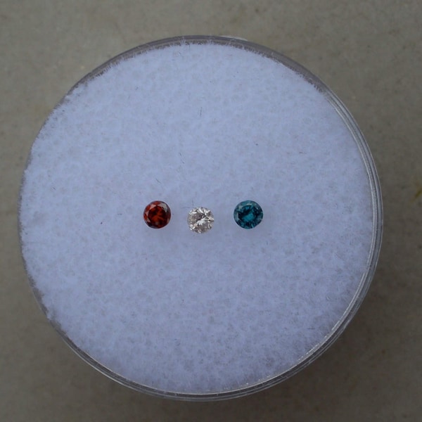 Lote de diamantes naturales multicolores, 3 diamantes en total, redondos facetados sueltos de 2 mm cada uno