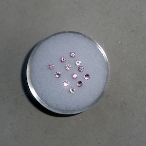 12 gemme naturali rotonde di zaffiro rosa da 2 mm ciascuna