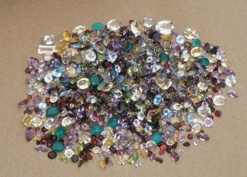 Lot de plus de 1 000 carats de mélange de gemmes semi-précieuses naturelles en vrac pour travaux manuels, collection, cadeaux et bijoux