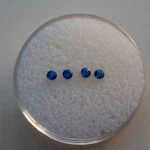 4 ronde natuurlijke edelstenen blauwe saffier, elk 2 mm
