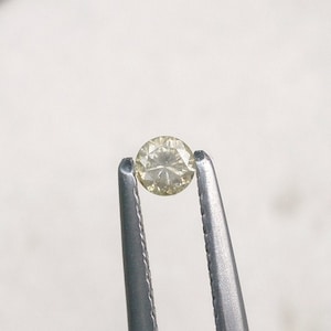 0.15 quilates suelto corte redondo natural gris crema diamante 3.5mm