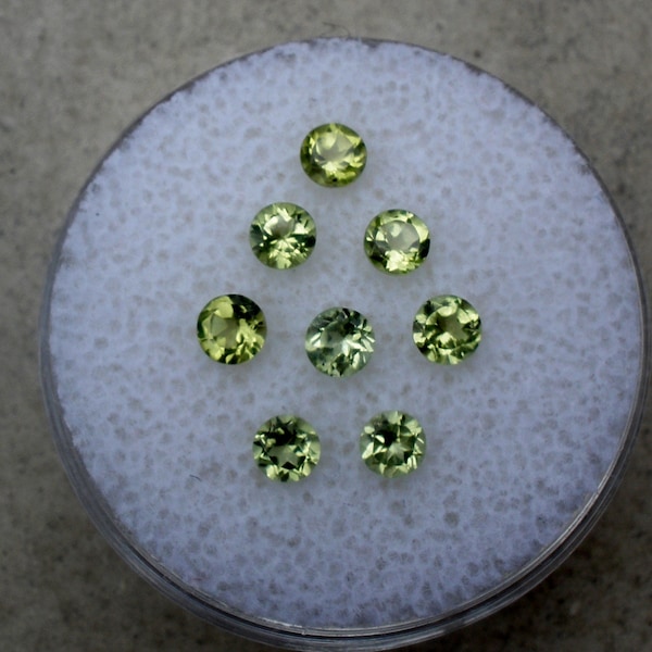 8 peridot round natural gems 3mm each