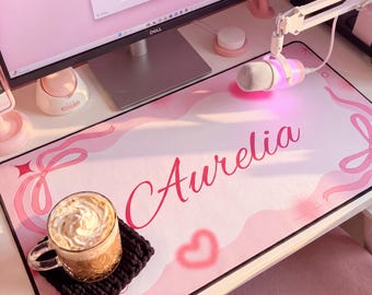 Tappetino da scrivania rosa con nome personalizzato / Tappetino da scrivania con monogramma e nastri a cuore Coquette, regalo per lei, decorazione per scrivania da ufficio, regalo per insegnante, regalo di cancelleria