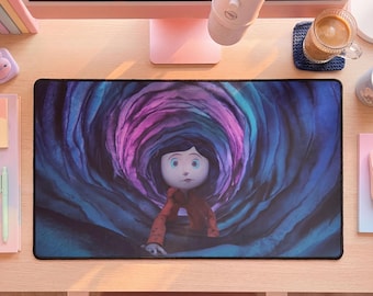 Tappetino da scrivania Coraline / Tappetino per mouse fantasy oscuro e stravagante / Postazione da gioco / Tappetino antiscivolo / Ispirazione per la postazione / Accessori Coraline MTG