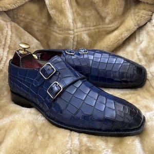 Scarpe eleganti con cinturino doppio Monk in pelle stampata coccodrillo blu navy fatte a mano
