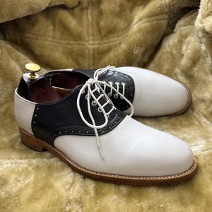 Scarpe Oxford da uomo in pelle bianca e nera su misura, fatte a mano in stile vintage