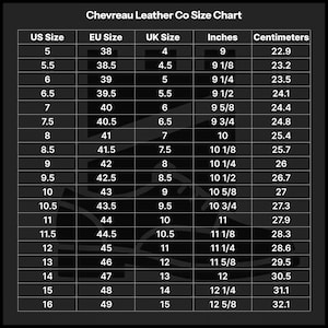 Pu&ograve; includere: Tabella delle taglie Chevreau Leather Co che mostra le taglie di scarpe USA, UE e Regno Unito con le corrispondenti misure in pollici e centimetri. Le taglie vanno dalla taglia USA 5 (9 pollici, 22,9 cm) alla taglia USA 16 (12 5/8 pollici, 32,1 cm).