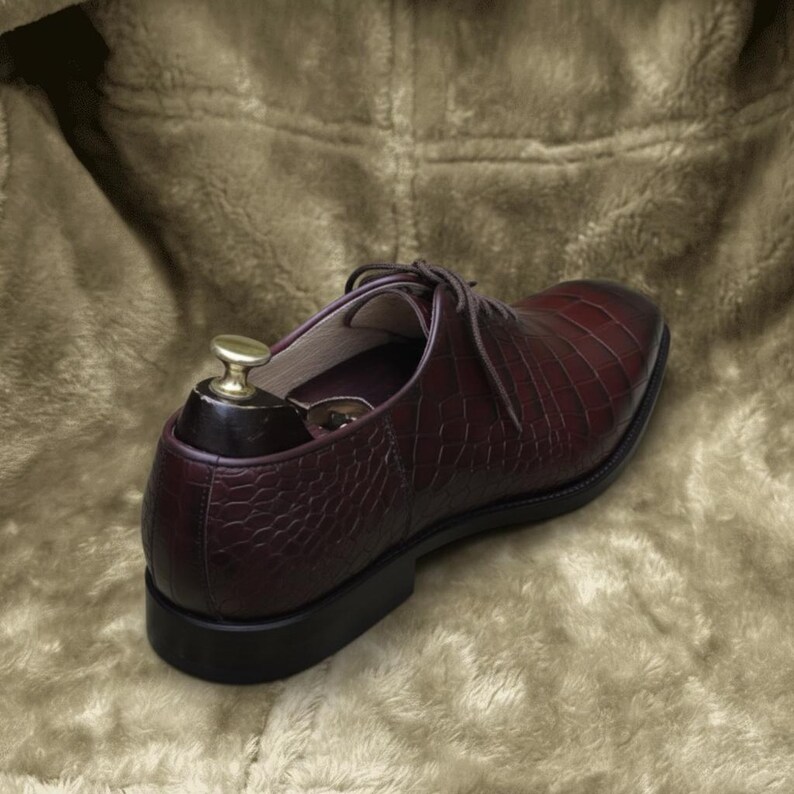 Elegant lace-up formal shoes featuring croc pattern leather and rich wine color