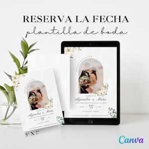 Può includere: Modello di invito di nozze con il testo "RESERVA LA FECHA plantilla de boda". Il design presenta una foto di una coppia, elementi floreali e i nomi "Alejandra & Mateo". L'invito misura 12,7 cm x 17,8 cm.