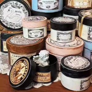 Peut inclure: Ensemble de trois mugs en céramique avec une finition mate et mouchetée. Les mugs sont de couleurs crème, gris clair et gris foncé. Chaque mug a un design simple et moderne, avec une anse arrondie.