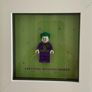 Brick Folk Joker Mischief Frame – Certifierad Mischief Maker – Anpassad minifigurkonstgåva