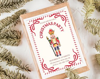 Puede incluir: Una invitación a una fiesta de Navidad con una ilustración en acuarela de un soldado cascanueces. La invitación tiene detalles en rojo y el texto "Please join us for a Christmas Party". La invitación está sobre un fondo de papel marrón con ramas de pino.