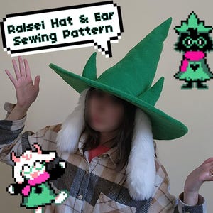 Könnte beinhalten: Ein grüner Hut mit spitzen Ohren und breiter Krempe, kombiniert mit flauschigen weißen Ohrenbedeckungen. Das Bild enthält den Text "Ralsei Hat & Ear Sewing Pattern" in einer Sprechblase. Zwei pixelige Charakterillustrationen sind ebenfalls vorhanden.