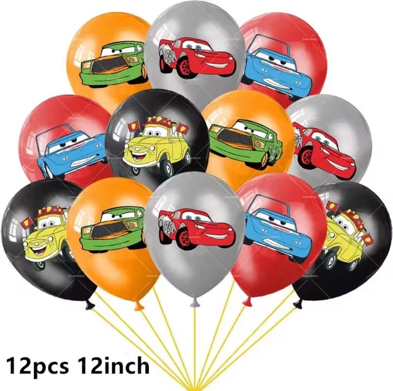 Pode incluir: Um conjunto de 12 bal&otilde;es coloridos, cada um com 30 cm de di&acirc;metro, com desenhos de carros de desenho animado em vermelho, azul, verde, amarelo e prata. Os bal&otilde;es est&atilde;o amarrados, com o texto "12pcs 12inch" na parte inferior.