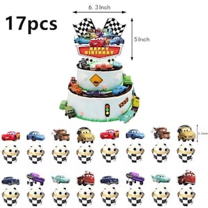 Pode incluir: Um bolo de dois andares com tema de carros de corrida, coberto com uma bandeira quadriculada e as palavras "HAPPY BIRTHDAY". O bolo &eacute; rodeado por carros de brinquedo e cupcakes com coberturas de carros. O topo do bolo tem 16 cm de largura e 13 cm de altura.