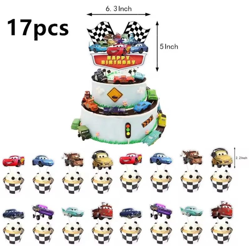 Pode incluir: Um bolo de dois andares com tema de carros de corrida, coberto com uma bandeira quadriculada e as palavras "HAPPY BIRTHDAY". O bolo &eacute; rodeado por carros de brinquedo e cupcakes com coberturas de carros. O topo do bolo tem 16 cm de largura e 13 cm de altura.