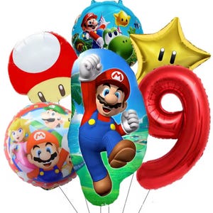 Może przedstawiać: Kolekcja kolorowych balon&oacute;w foliowych z postaciami z serii gier wideo Super Mario. Zawiera czerwony balon z cyfrą 9, złotą gwiazdę, czerwonego grzyba oraz balony z Mario, Yoshim i księżniczką Peach.