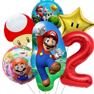Może przedstawiać: Kolekcja kolorowych balon&oacute;w foliowych z postaciami z serii gier wideo Super Mario. Zawiera duży czerwony balon z cyfrą 2, złotą gwiazdę, czerwonego grzyba oraz balony z Mario, Yoshim i księżniczką Peach.