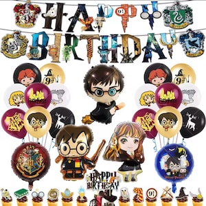 Può includere: Un set di decorazioni per feste di compleanno a tema Harry Potter. Include uno striscione con la scritta "Happy Birthday", palloncini a forma di personaggi, decorazioni per cupcake e stemmi delle case. I palloncini raffigurano Harry, Hermione e altri personaggi. La combinazione di colori è bordeaux, oro e nero.
