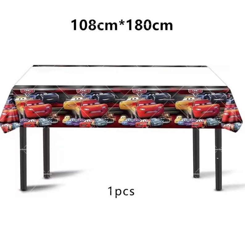 Pode incluir: Uma toalha de mesa retangular com tema do filme Carros. A toalha de mesa tem 108 cm por 180 cm e tem um topo branco com uma borda tem&aacute;tica de Carros. A borda apresenta imagens de Rel&acirc;mpago McQueen e outros personagens.