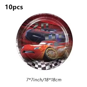 Pode incluir: Um prato de papel redondo vermelho com uma imagem de desenho animado de um carro de corrida vermelho com chamas e um carro de corrida preto. O prato tem um design de bandeira quadriculada e o texto "10pcs". O prato tem 18 cm de di&acirc;metro.