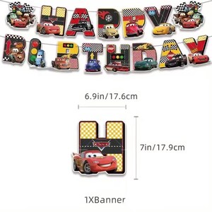Pode incluir: Uma faixa colorida de "Feliz Anivers&aacute;rio" com carros de desenho animado. A faixa &eacute; feita de papel&atilde;o e inclui o texto "Happy Birthday" com decora&ccedil;&otilde;es tem&aacute;ticas de carros. A faixa tem 17,6 cm de largura e 17,9 cm de altura.