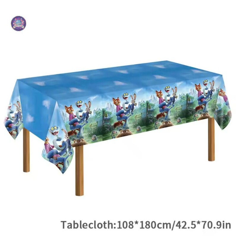 Może przedstawiać: Niebieski, prostokątny obrus z kresk&oacute;wkowym wzorem. Obrus wspierają drewniane nogi. Wymiary to 108 cm x 180 cm (42,5 cala x 70,9 cala). Tekst na dole brzmi: Obrus: 108*180cm/42.5*70.9in.