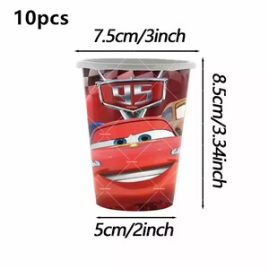 Pode incluir: Um copo de pl&aacute;stico vermelho com o Rel&acirc;mpago McQueen do filme Carros. O copo tem 8,5 cm de altura, 7,5 cm de largura e 5 cm de di&acirc;metro. O copo tem uma borda branca e um design de bandeira quadriculada.