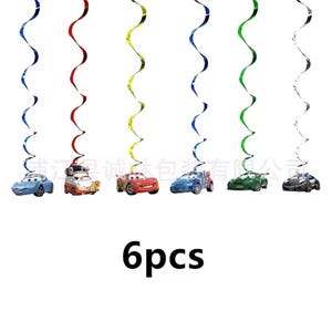 Pode incluir: Seis decora&ccedil;&otilde;es suspensas com tema de carros. Cada carro &eacute; suspenso por uma fita encaracolada azul, vermelha, amarela, azul, verde e prateada. O texto "6pcs" &eacute; exibido em preto na parte inferior da imagem.