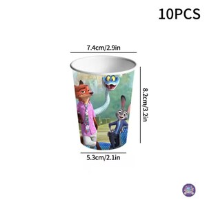 Może przedstawiać: Biały papierowy kubek z postaciami z Zwierzogrodu, o wymiarach 5,3 cm u podstawy, 7,4 cm u g&oacute;ry i 8,2 cm wysokości. Kubek ma kolorowy wz&oacute;r z napisem "10PCS".