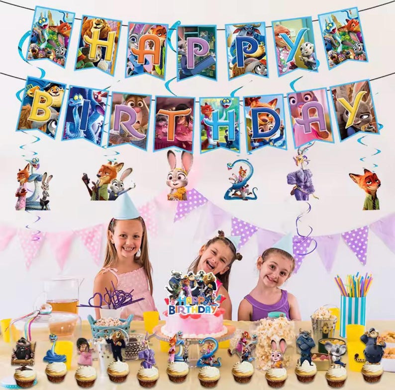 Może przedstawiać: Scena przyjęcia urodzinowego z banerem z napisem "HAPPY BIRTHDAY" i postaciami z popularnego filmu animowanego. St&oacute;ł jest nakryty babeczkami, ciastem i dekoracjami. Trzy młode dziewczyny uśmiechają się do kamery.