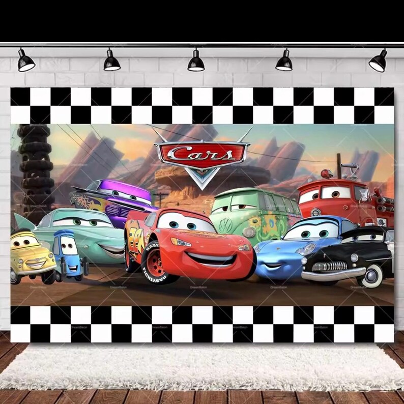 Pode incluir: Um cen&aacute;rio com o tema Cars com uma borda quadriculada e o logotipo Cars. A imagem apresenta personagens de carros animados em v&aacute;rias cores, incluindo vermelho, azul e verde, em um fundo de paisagem des&eacute;rtica. O cen&aacute;rio &eacute; adequado para uma festa.