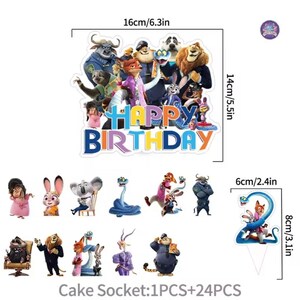 Może przedstawiać: Kolorowy zestaw dekoracji na tort z postaciami z popularnego filmu animowanego. Gł&oacute;wny topper z napisem "HAPPY BIRTHDAY" ma 16 cm szerokości i 14 cm wysokości. Zawiera 24 dodatkowe wycięcia postaci. Topper z cyfrą 2 ma 6 cm szerokości i 8 cm wysokości.