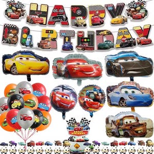Pode incluir: Um conjunto festivo de decora&ccedil;&atilde;o de festa de anivers&aacute;rio com bal&otilde;es em forma de carro, uma faixa que diz "Feliz Anivers&aacute;rio" e toppers de cupcake com tema de carro. Os bal&otilde;es s&atilde;o em v&aacute;rias cores, incluindo vermelho, amarelo e azul.