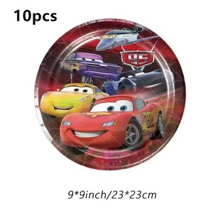Pode incluir: Prato de papel redondo com ilustra&ccedil;&otilde;es de carros de desenho animado em vermelho, amarelo, roxo e azul. O prato tem um fundo vermelho e branco e o texto "10pcs". O prato mede 23 cm x 23 cm.