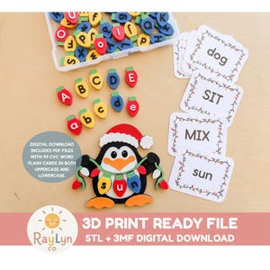 Puede incluir: Un conjunto de fichas alfabéticas con forma de bombilla de colores en un recipiente transparente, junto a tarjetas blancas con las palabras dog, SIT, MIX y sun. Un pingüino con gorro de Papá Noel sostiene una guirlanda que deletrea sun.