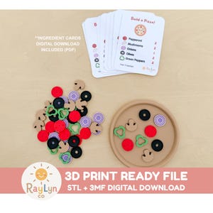 Puede incluir: Un conjunto de componentes de juguete de pizza impresos en 3D que incluye una base redonda de color tostado, varias formas de ingredientes coloridos como pepperoni rojo, champiñones tostados, cebollas moradas, aceitunas negras y pimientos verdes.