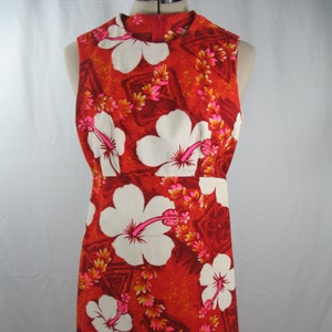 Vintage 1960er Jahre Maxi Kleid mit rotem und weißem Blumendruck von Honolulu Kawika von Hawaii Ltd.