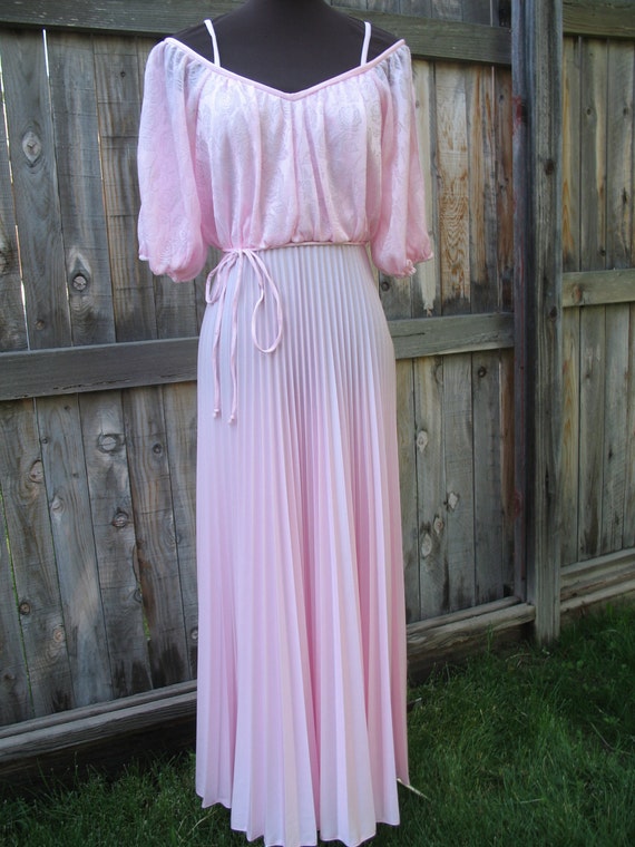Vintage 1970s Pale Pink Off the Shoulder Pleated … - image 2
