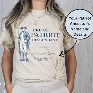 Puede incluir: Camiseta beige con el texto "PROUD PATRIOT DESCENDANT" en azul marino. Debajo, una ilustración detallada de un soldado con abrigo azul y pantalón blanco. El nombre "Samuel Carter" y "Continental Army 1748-1812" también están impresos.