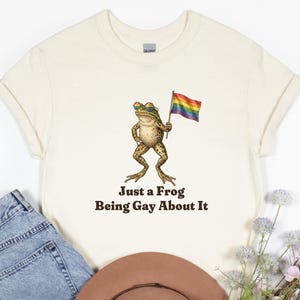 Camiseta "Solo una rana siendo gay al respecto", camiseta divertida del orgullo LGBTQ, regalo de Whimsigoth para lesbianas y personas trans, camiseta vintage de rana, camiseta "Protege a las muñecas"