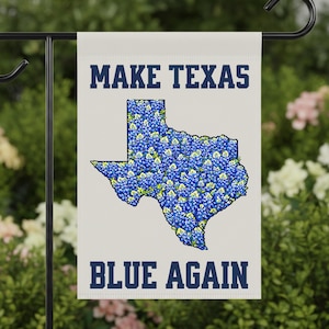 Könnte beinhalten: Eine rechteckige Gartenflagge mit cremefarbenem Hintergrund und dem Text MAKE TEXAS BLUE AGAIN in dunkelblauen Blockbuchstaben. In der Mitte befindet sich eine Karte von Texas, gefüllt mit einem Muster aus blauen und weißen Lupinen.