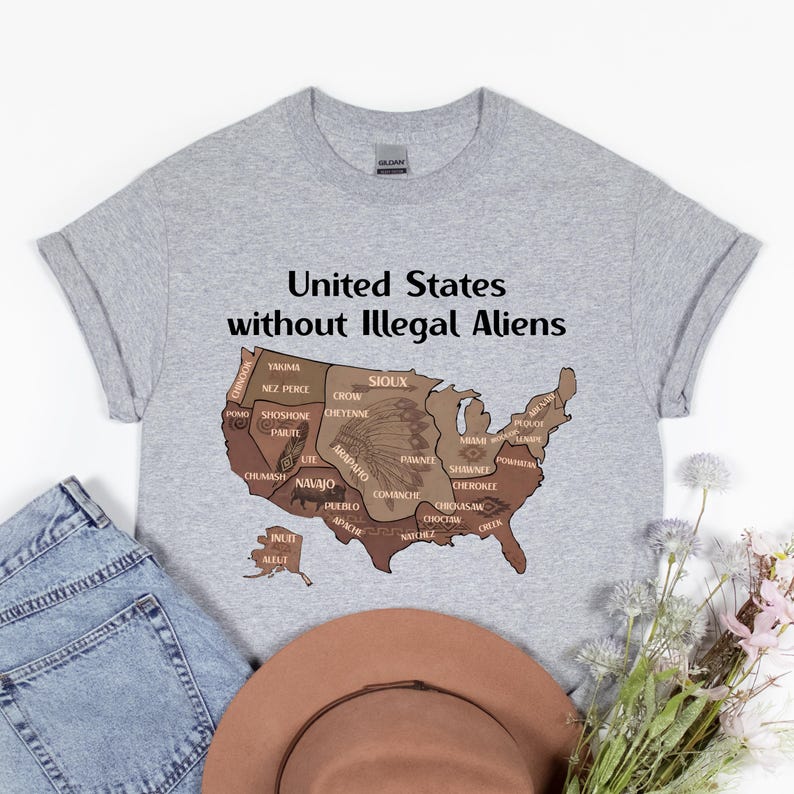 K&ouml;nnte beinhalten: Hellgraues T-Shirt mit dem Text "United States without Illegal Aliens" &uuml;ber einer braunen Karte der USA. Die Karte zeigt die Namen verschiedener indianischer St&auml;mme.