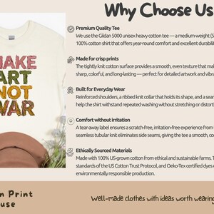 K&ouml;nnte beinhalten: Cremefarbenes T-Shirt mit dem Schriftzug "MAKE ART NOT WAR" in farbigen, strukturierten Buchstaben. Das Shirt wird mit blauen Jeans und einem braunen Hut kombiniert. Der Text "Citizen Print House" ist unten.